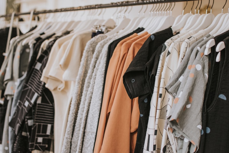 ราวเสื้อผ้าจำนวนมากในร้าน Fast Fashion
