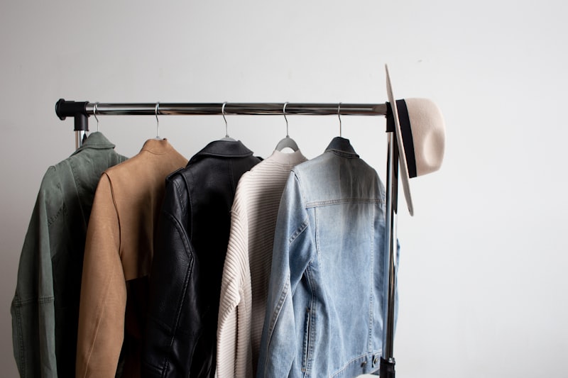Fast Fashion คืออะไร? และทำไมมันถึงส่งผลเสียต่อโลกและกระเป๋าเงินเรา