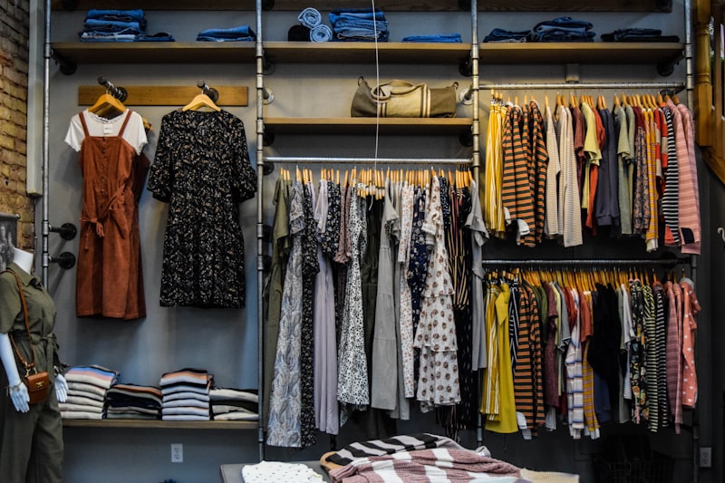 Fast Fashion vs เสื้อผ้ามือสอง: เปรียบกันชัดๆ ว่าอะไรดีกว่ากัน