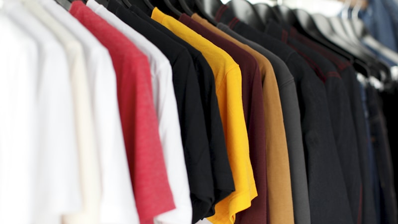 7 เทคนิคเลือกเสื้อผ้ามือสองอย่างมือโปร ไม่พลาด ได้ของดีทุกชิ้น