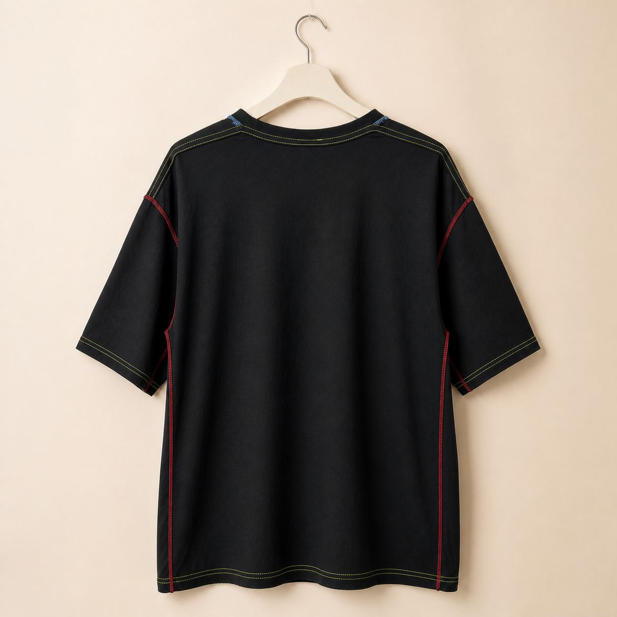 เสื้อยืดกราฟิกสีดำ