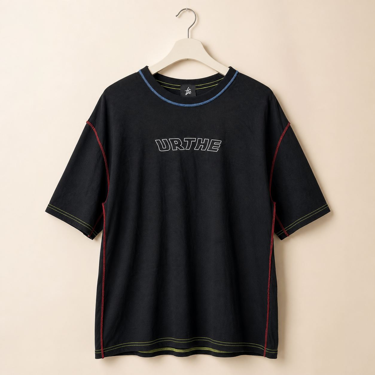 เสื้อยืดกราฟิกสีดำ