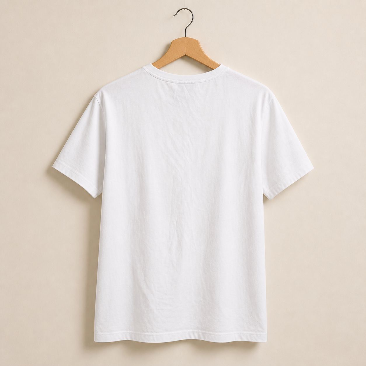 เสื้อยืดกราฟิกสีขาว